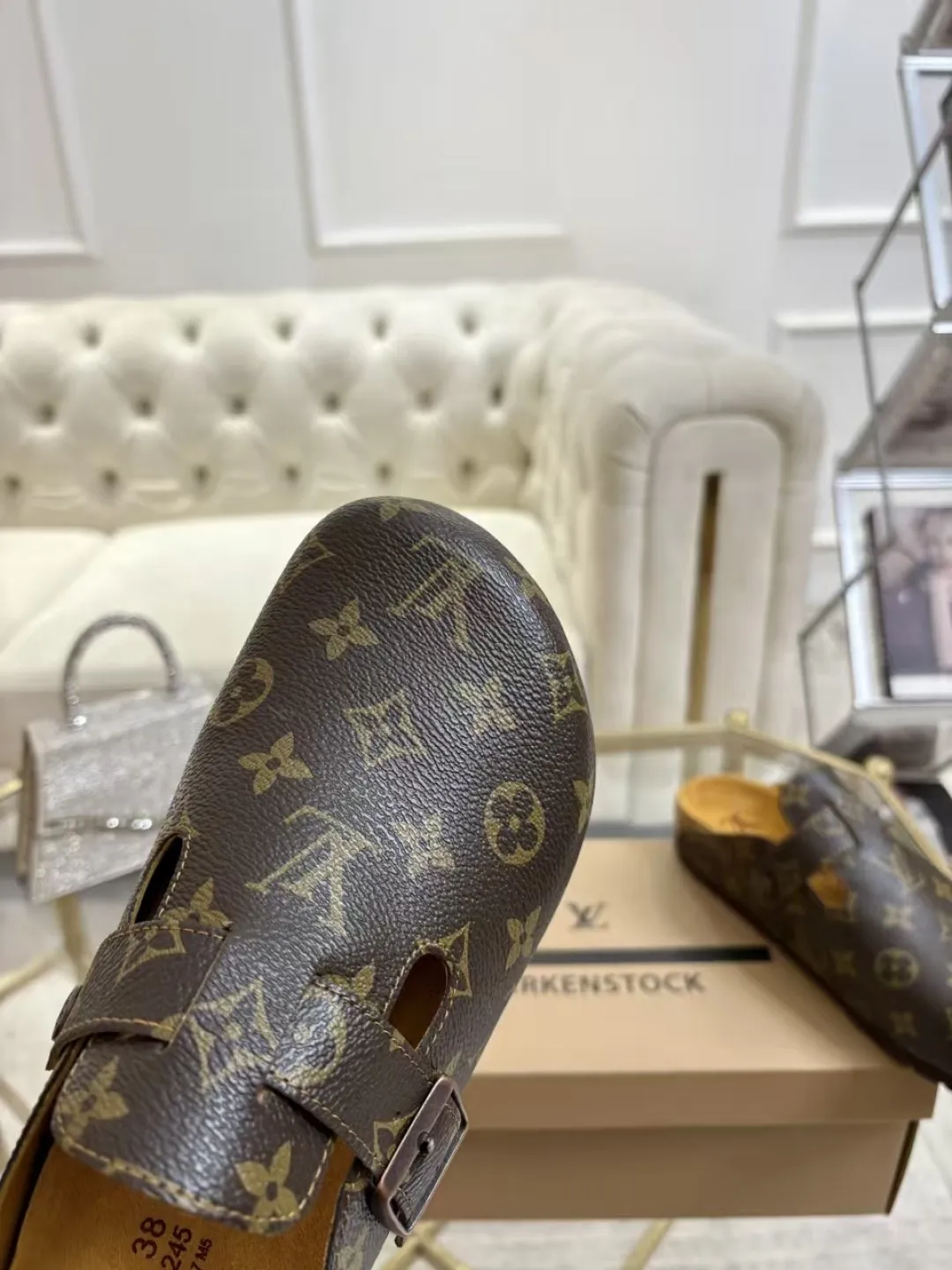 Women's p560 Men's p580 ✨ LV couple's toe-cap slippers | Full of high-end feel, you can walk with wind! ✨ This pair of LV classic toe-cap slippers is simply a "walking grass-planting machine"! Original three-dimensional embossed cowhide + cowhide fabric, the texture is high-end at first glance, and you will become a rich daughter/son in seconds ~💅 🌟 Why must you join TA? ✔️ Original embossed cowhide - clear texture but not cheap, classic presbyopia yyds ✔️ Belt buckle + metal logo - ecstatic control of details, exquisite to the heel! ✔️ Sheepskin lining + cushioned footbed - it feels like stepping on clouds ☁️, and you won’t feel tired when you go shopping~ ✔️ Non-slip rubber sole - walking is as stable as a mountain, and you are not afraid of slipping on rainy days!  👫 The best outfit for couples: Whether it’s shorts, T-shirts👕 or long skirts and suits👗, pairing these shoes with each other will immediately create a lazy and high-end atmosphere! Everyday outings/vacations, no matter what you shoot, it will look like a blockbuster📸🔥 The texture and foot feel that only the higher version can have, it is not a hit or a hit! Heartbeat is not as good as action. True love is true when both pairs are in pairs~💖 #LVcoupleslippers #高色综合 #好看不狠的 Feet #couples’ must-have